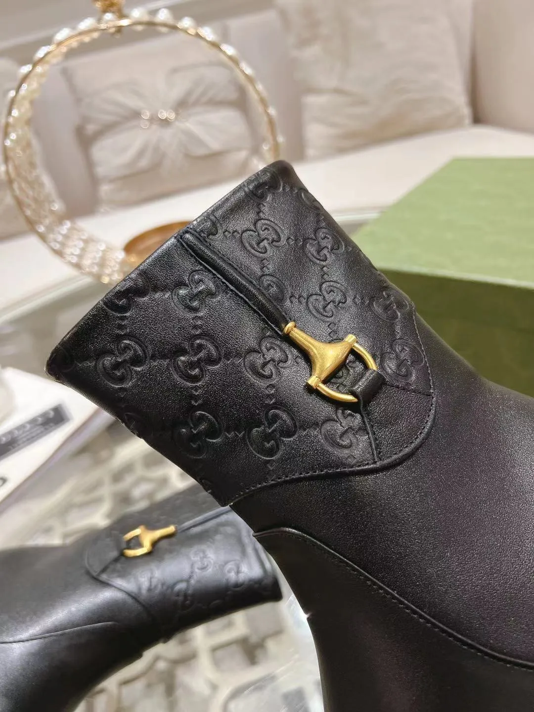 👟👟Ex-factory price 600👟👟 Gucci's latest popular half-horsebit detail boots for autumn and winter, European and American punk style riding boots, horsebit detail boots, the same style as the big-name street style darlings of European and American stars. Upper: Calfskin imported from Italy Size: 35-42#
